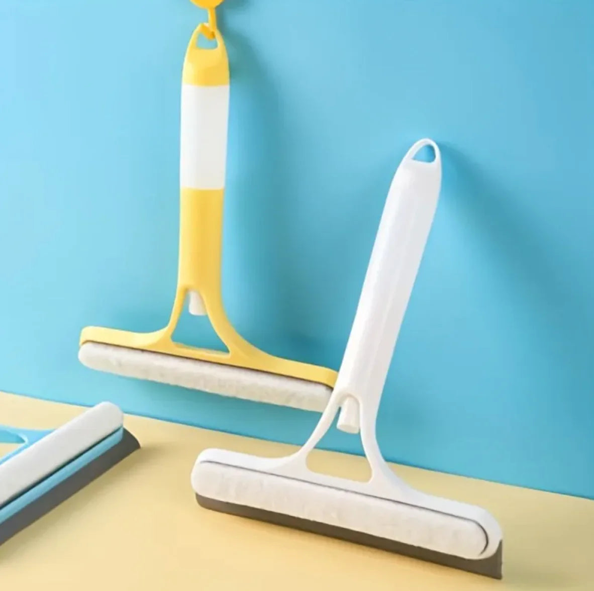 Spray-Integrated Glass Squeegee – Effortless Cleaning by FlashFinds