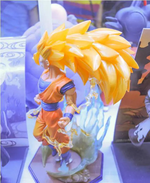 Super Saiyan Deluxe Figurine – Iconic Craftsmanship by FlashFinds